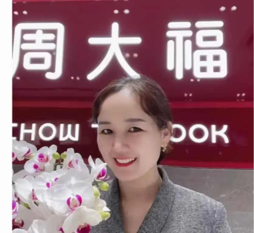 盐城周大福金店一拖三事件完整版视频-射阳周大福突发一拖三-周大福完整版视频在线观看
