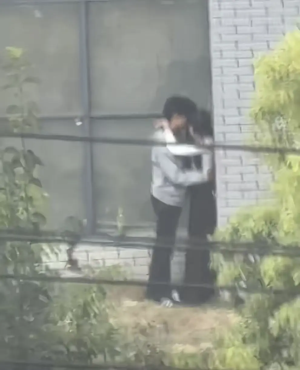《蚌埠职教园情侣野外视频》资源下载-完整版现场画面流出-蚌埠职教园情侣野外视频事件全过程免费鉴赏